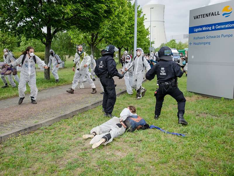 Ekologické aktivisty pozatýkala policie. Foto: Ende Gelände 