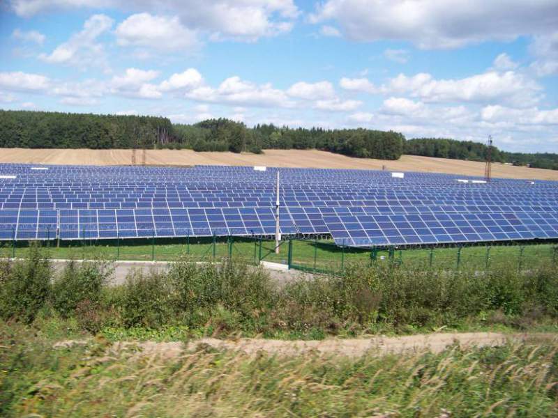 Brusel prověřuje podporu solárů v Česku