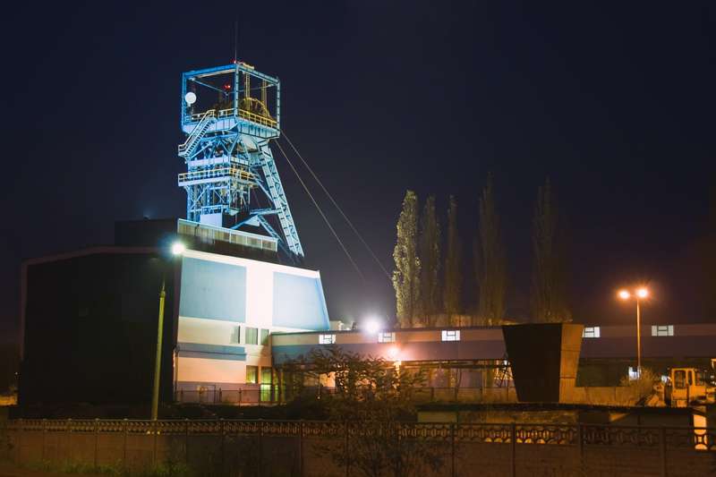 Hlubinný důl v noci