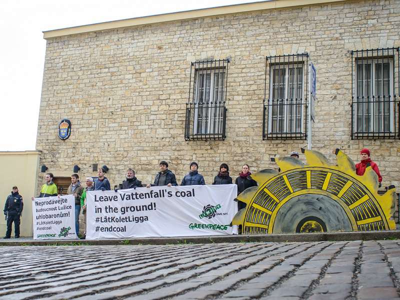 Aktivistů se před švédskou ambasádou sešla jen hrstka. Foto: greenpeace.org